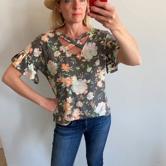 Floral Short Ruffle Sleeve Top - Picture 2 of 7
